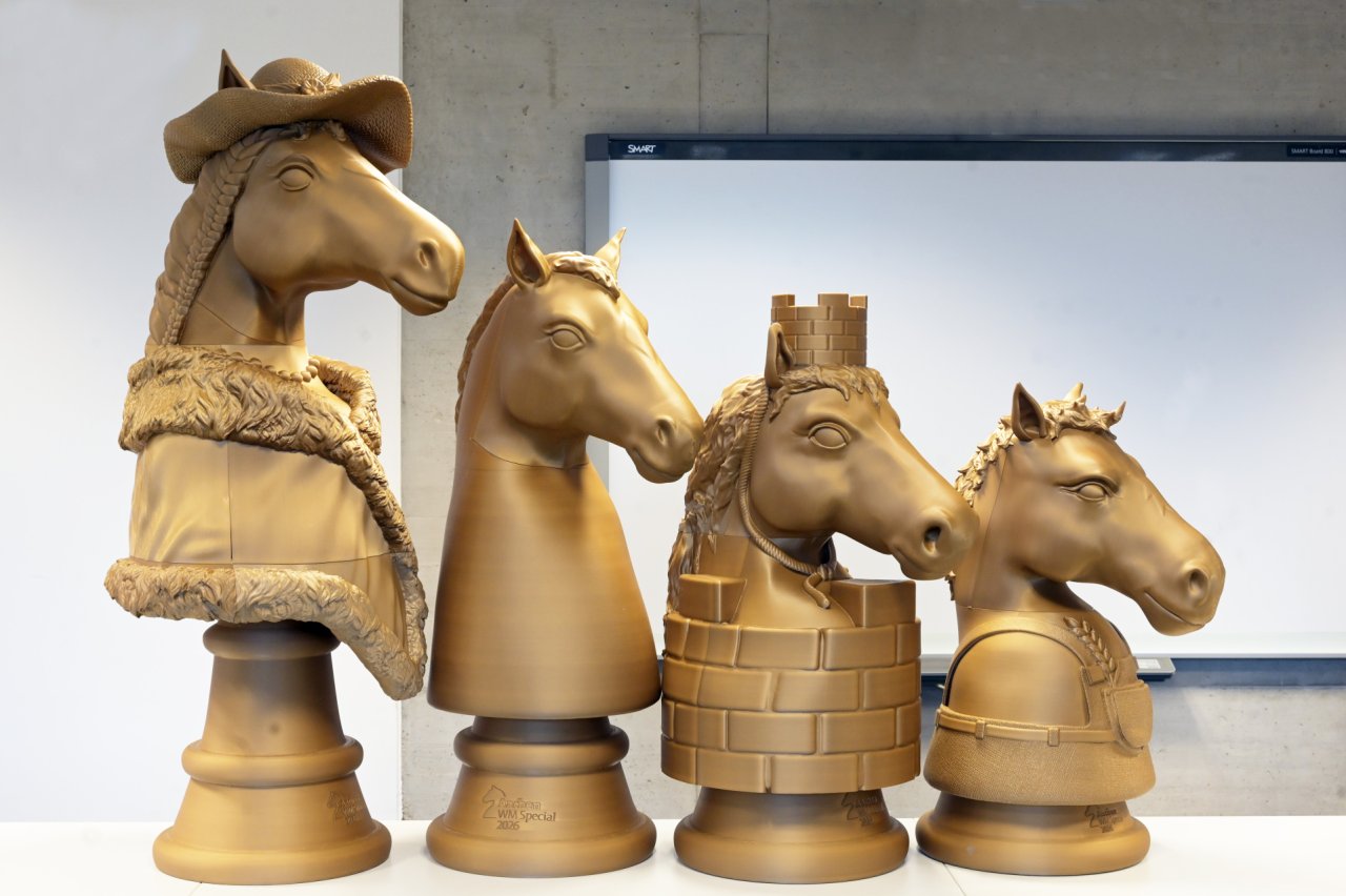 Giga grote gouden paarden in Aken